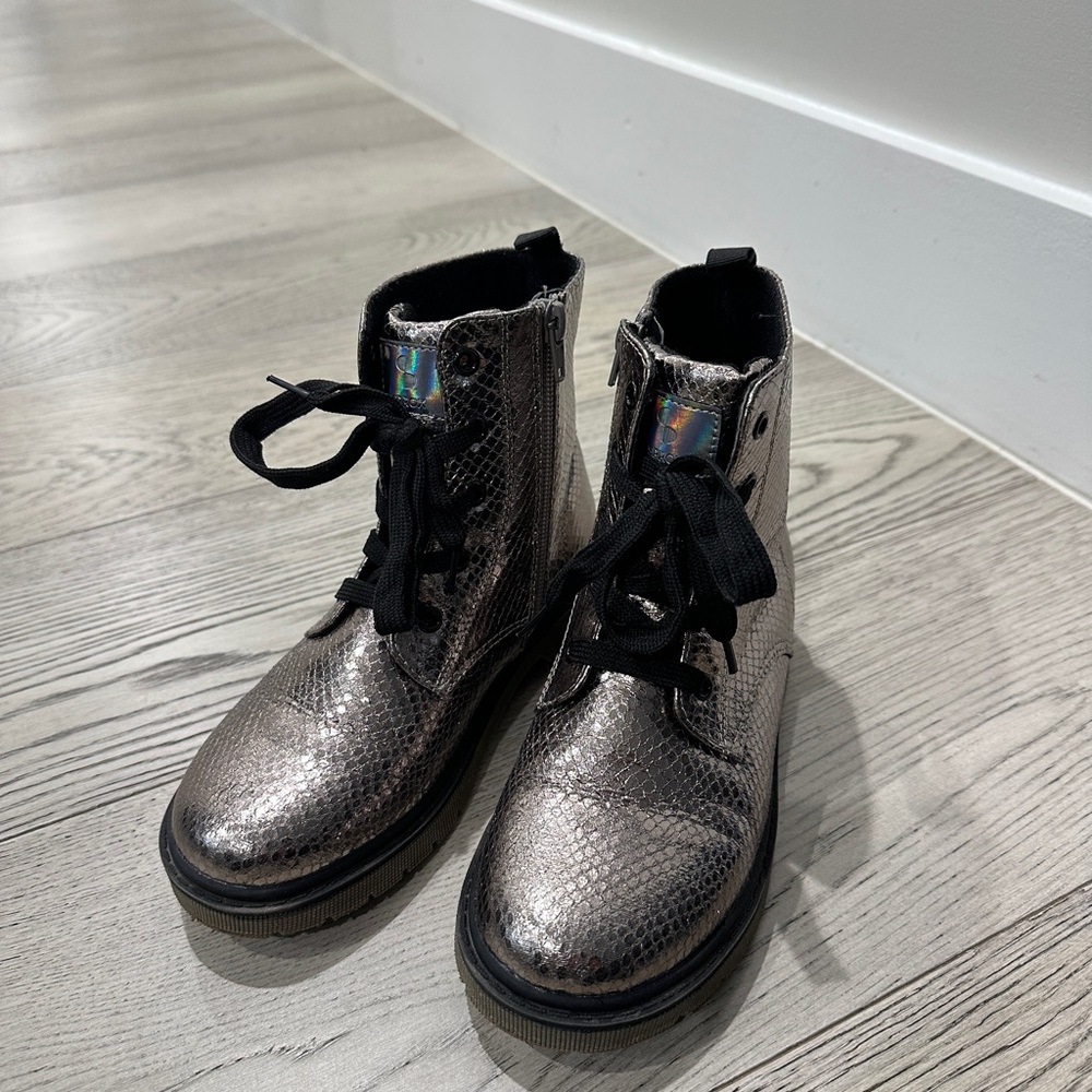 Only used 1 time girl boots